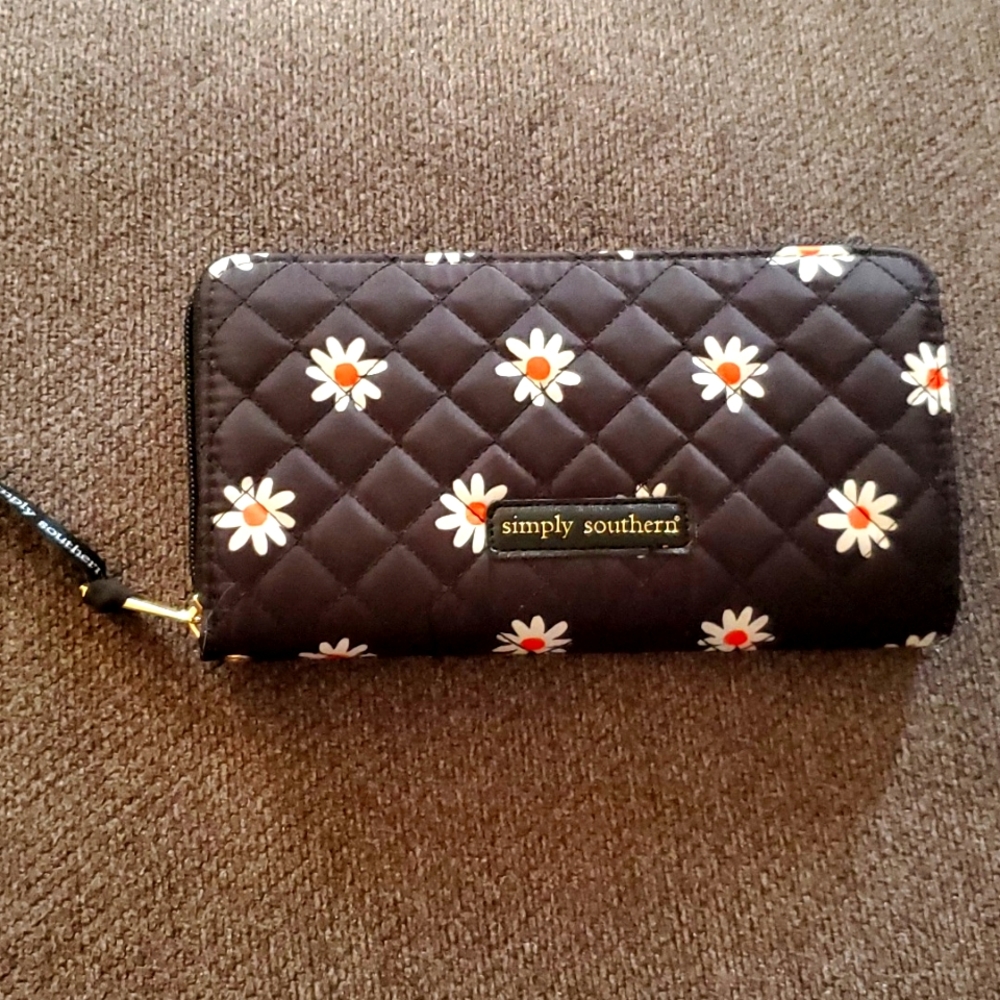 NWOT Simply Southern Quilted Nylon Black With Daisy Print Wallet With Wristlet